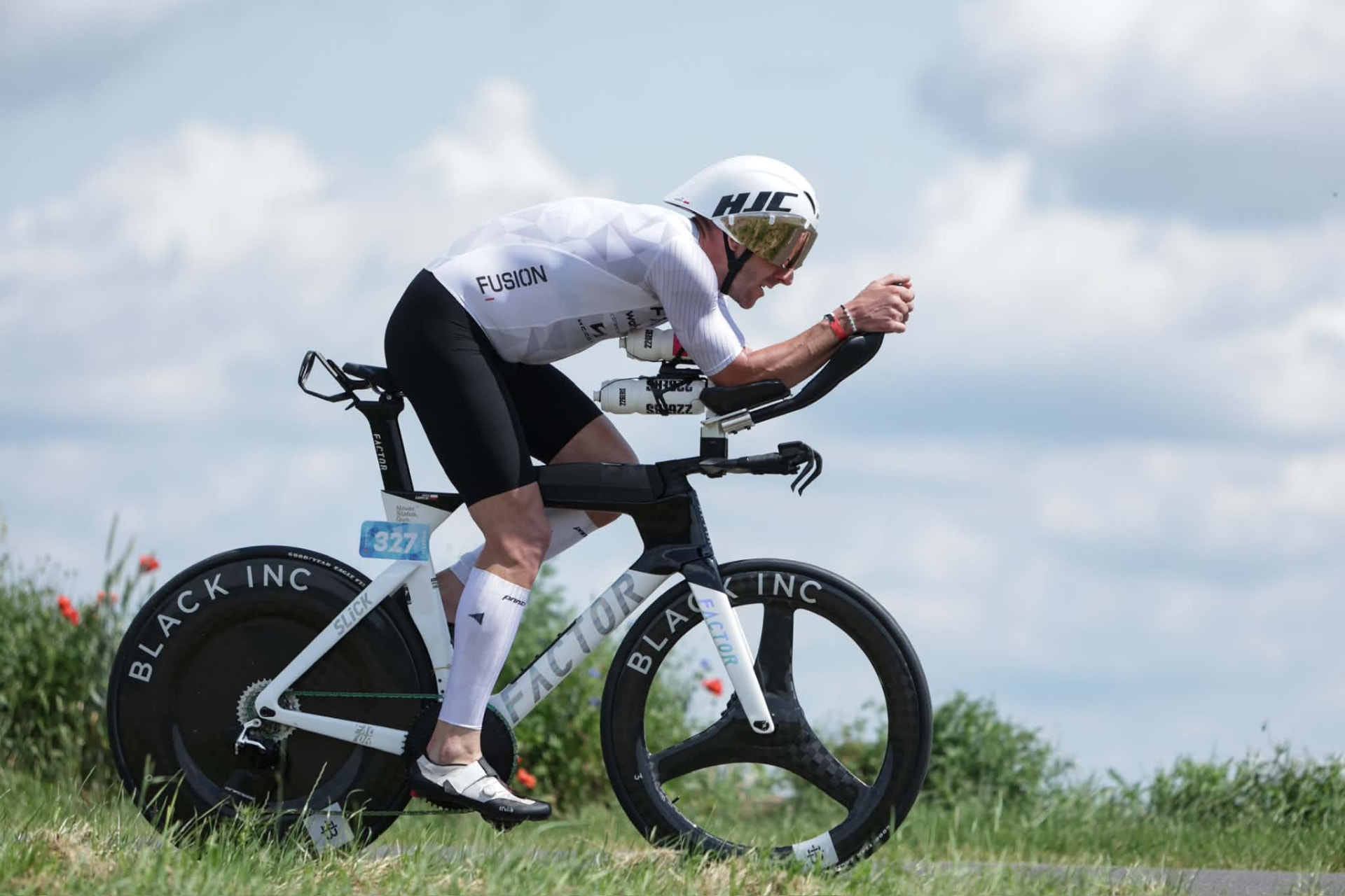 Marcin Ławicki na rowerze czasowym podczas treningu