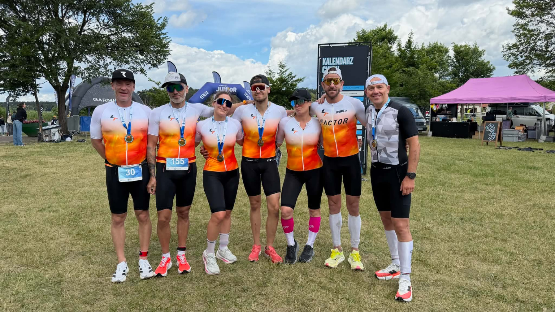 Zawodnicy Ławka Team z medalami po zawodach triathlonowych